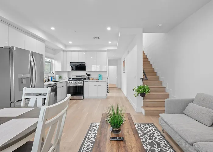 Modern 5Br Home With Full Amenities & Parking #2